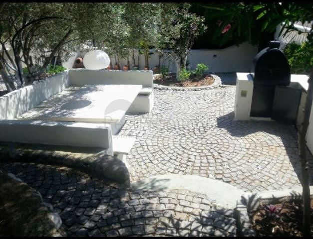 Дом в горном ущелье с зеленым садом