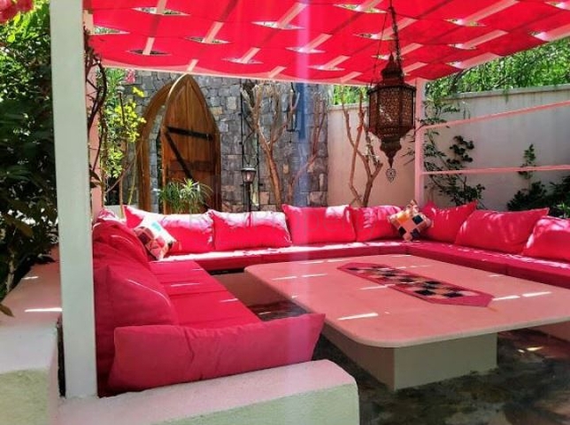 Дом в горном ущелье с зеленым садом