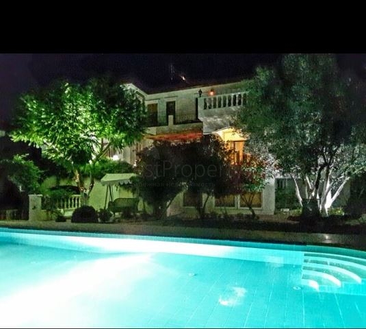 Дом в горном ущелье с зеленым садом