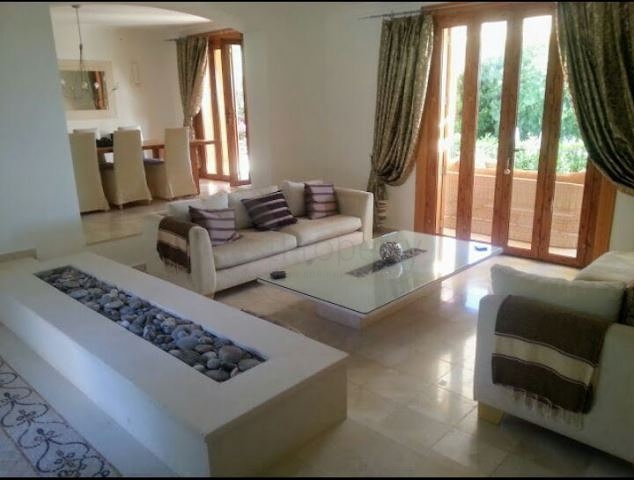 Дом в горном ущелье с зеленым садом