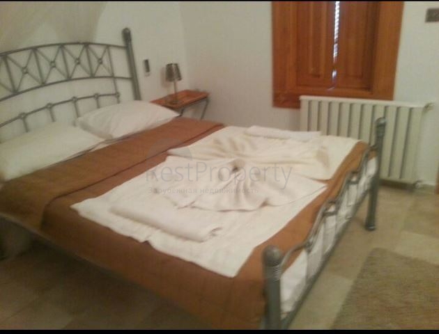 Дом в горном ущелье с зеленым садом