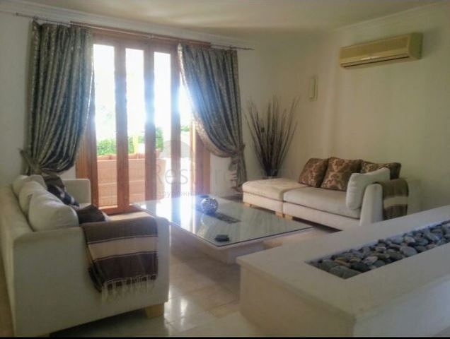 Дом в горном ущелье с зеленым садом