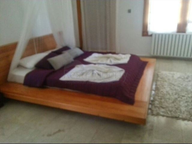 Дом в горном ущелье с зеленым садом