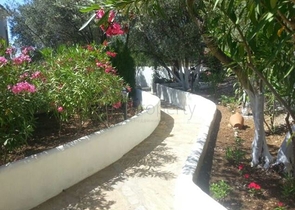 Дом в горном ущелье с зеленым садом