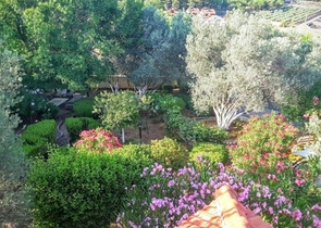 Дом в горном ущелье с зеленым садом