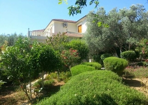 Дом в горном ущелье с зеленым садом