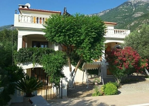 Дом в горном ущелье с зеленым садом