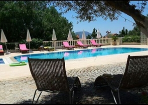 Дом в горном ущелье с зеленым садом