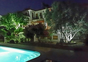 Дом в горном ущелье с зеленым садом