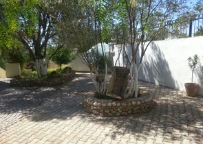 Дом в горном ущелье с зеленым садом