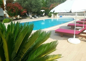 Дом в горном ущелье с зеленым садом