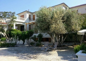 Дом в горном ущелье с зеленым садом