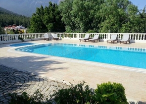 Дом в горном ущелье с зеленым садом