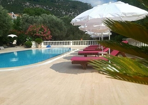 Дом в горном ущелье с зеленым садом