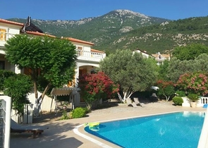 Дом в горном ущелье с зеленым садом