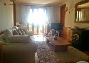 Дом в горном ущелье с зеленым садом