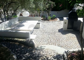 Дом в горном ущелье с зеленым садом