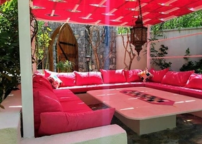 Дом в горном ущелье с зеленым садом