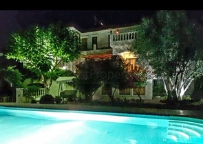 Дом в горном ущелье с зеленым садом