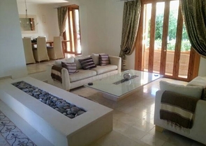 Дом в горном ущелье с зеленым садом