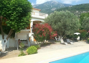 Дом в горном ущелье с зеленым садом