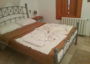 Дом в горном ущелье с зеленым садом