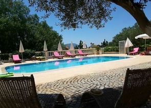 Дом в горном ущелье с зеленым садом