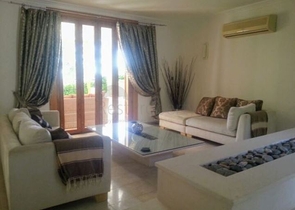 Дом в горном ущелье с зеленым садом