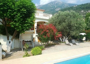 Дом в горном ущелье с зеленым садом