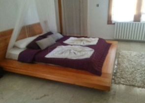 Дом в горном ущелье с зеленым садом