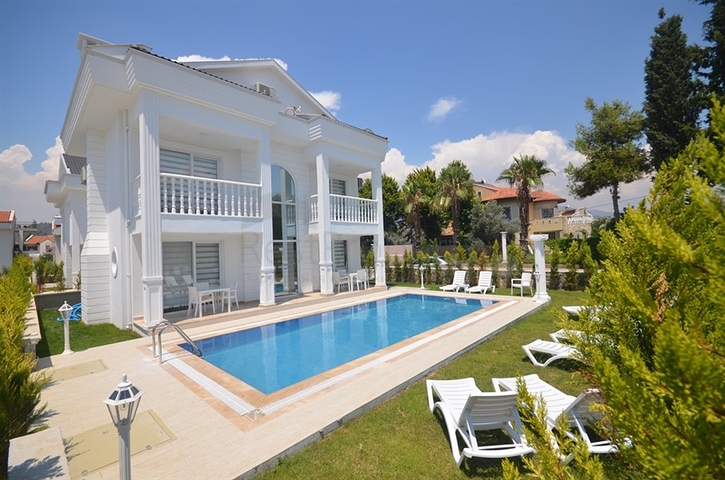 Трёхэтажная вилла в классическом стиле в Фетхие