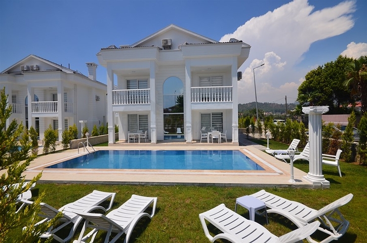 Трёхэтажная вилла в классическом стиле в Фетхие