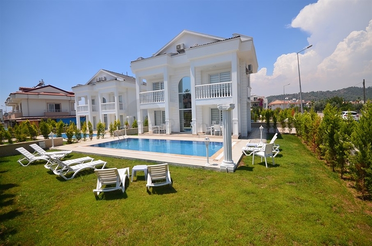 Трёхэтажная вилла в классическом стиле в Фетхие