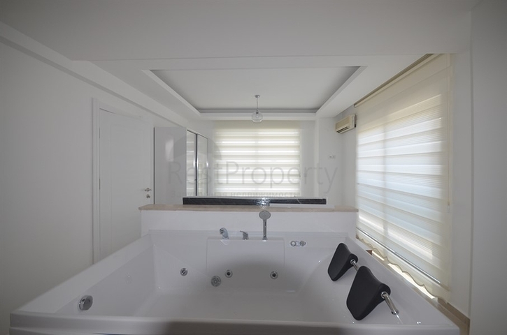 Трёхэтажная вилла в классическом стиле в Фетхие