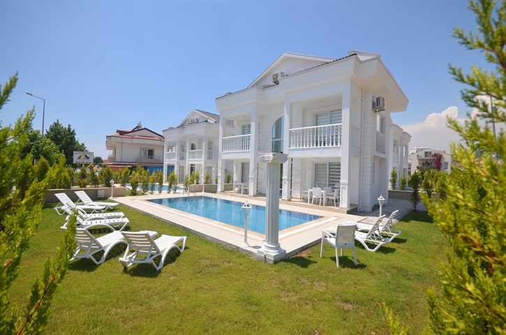 Трёхэтажная вилла в классическом стиле в Фетхие