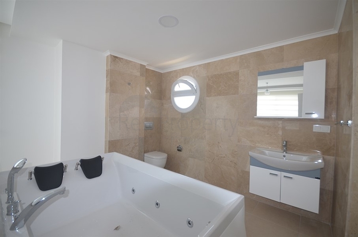 Трёхэтажная вилла в классическом стиле в Фетхие