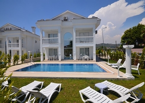 Трёхэтажная вилла в классическом стиле в Фетхие