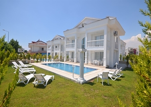 Трёхэтажная вилла в классическом стиле в Фетхие