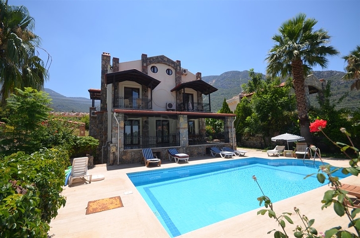 Трёхэтажная вилла с частным бассейном