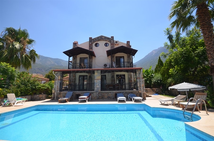 Трёхэтажная вилла с частным бассейном