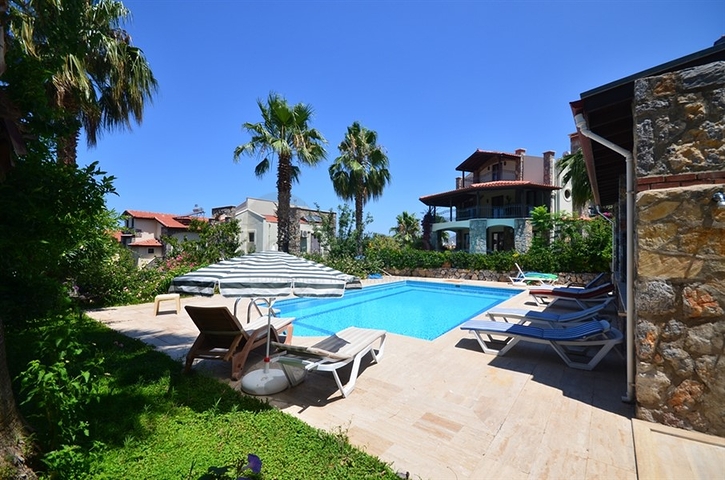 Трёхэтажная вилла с частным бассейном