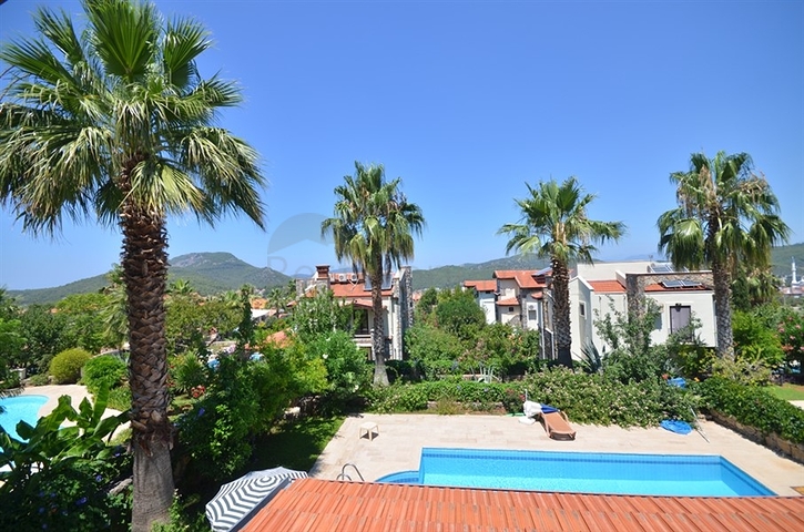 Трёхэтажная вилла с частным бассейном