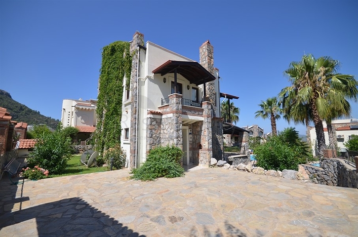 Трёхэтажная вилла с частным бассейном