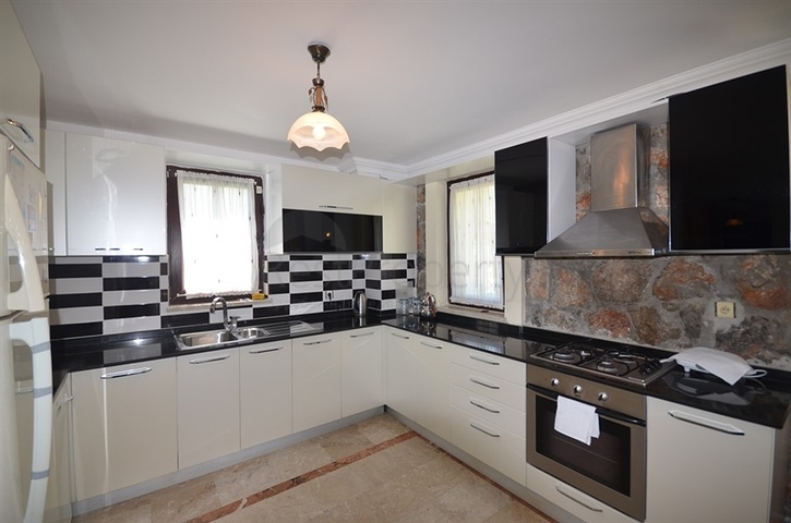 Трёхэтажная вилла с частным бассейном