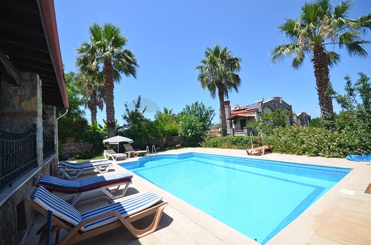 Трёхэтажная вилла с частным бассейном