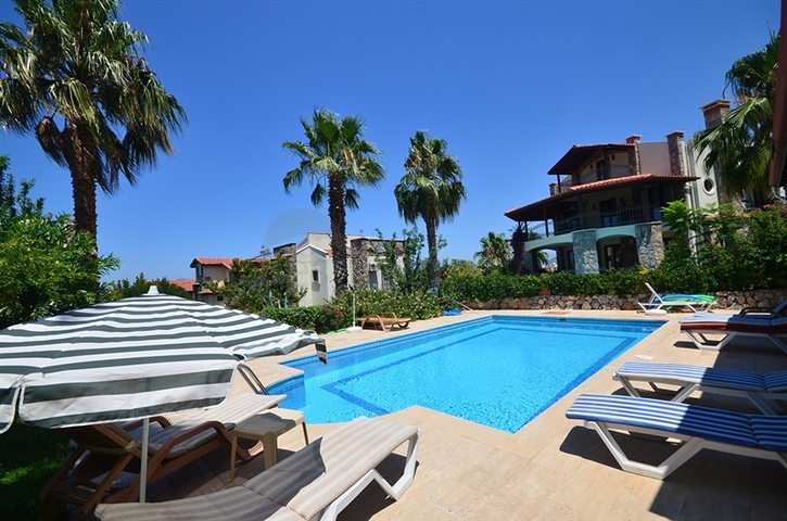 Трёхэтажная вилла с частным бассейном