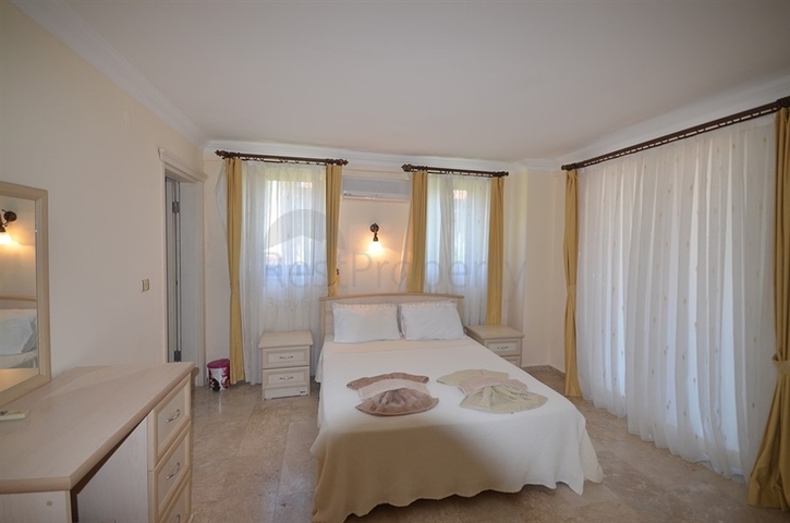 Трёхэтажная вилла с частным бассейном