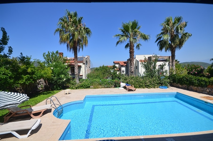 Трёхэтажная вилла с частным бассейном