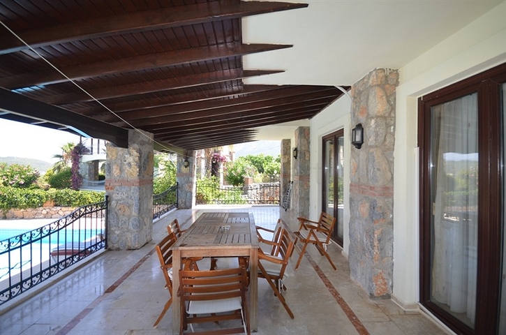 Трёхэтажная вилла с частным бассейном