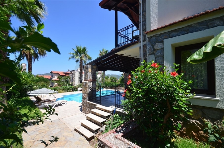 Трёхэтажная вилла с частным бассейном